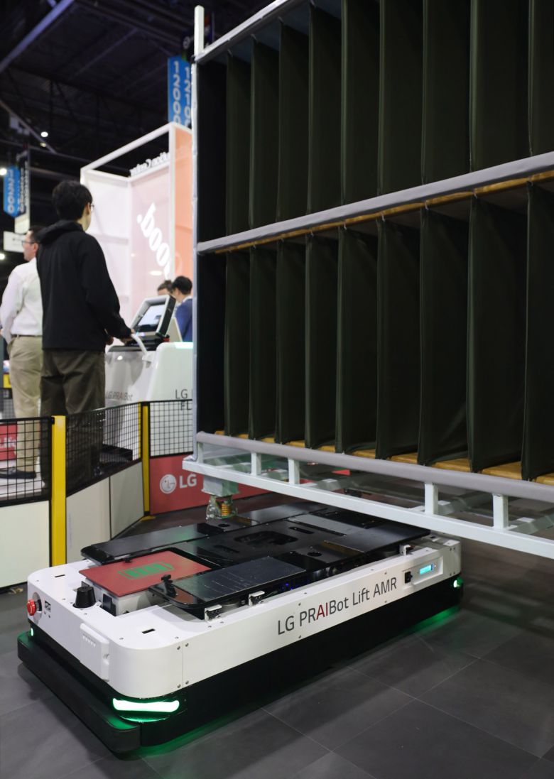 LG전자가 지난 3월 북미 최대 규모의 물류 전시회인 'MODEX 2024'에 참가해 AMR을 포함한 로봇 기술과 스마트팩토리 솔루션을 전시했다. 사진은 'MODEX 2024'에서 LG전자의 AMR이 물건을 나르는 모습.