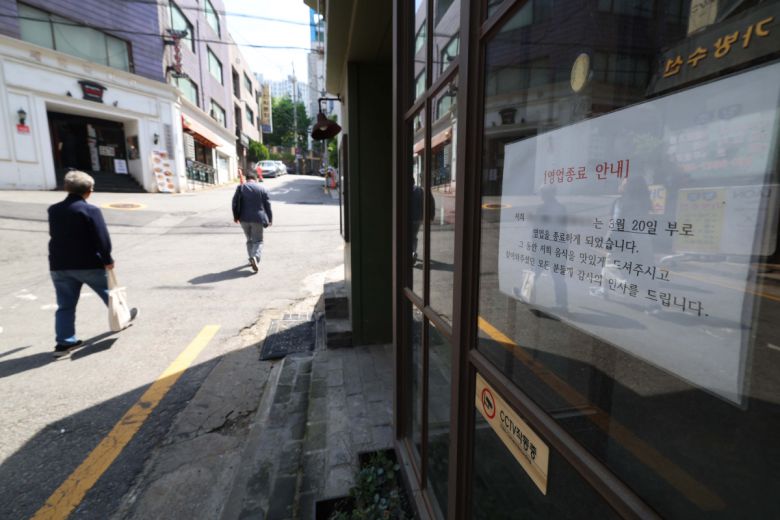 한 대학가 앞의 음식점에 폐업 안내문이 게시돼 있다. 신태현 기자 holjjak@