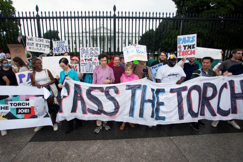 미국 백악관 앞에서 20일(현지시간) 조 바이든 대통령의 후보 사퇴를 촉구하는 민주당 지지자들이 ‘횃불을 넘겨라(Pass the Torch)’라는 플래카드를 들고 시위를 벌이고 있다. 워싱턴D.C./로이터연합뉴스