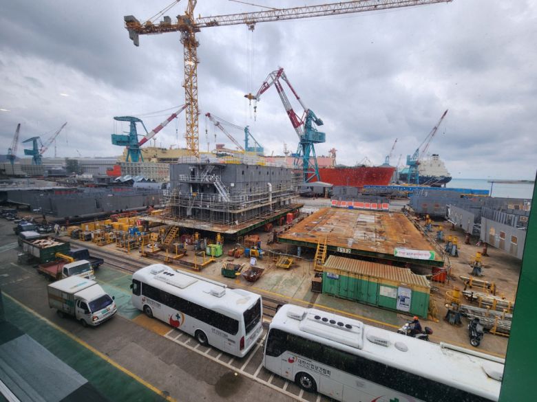 HD현대중공업 울산 사업장에 기자재들이 가득 차 있다.