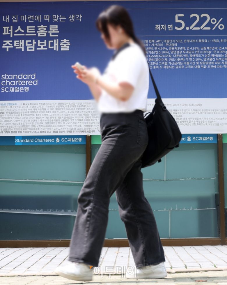 주택담보대출이 열흘 만에 1조원 이상 불어나는 등 가계대출 급증에 대한 우려가 커지는 가운데  13일 서울 여의도의 한 은행에 주택담보 대출 광고문이 붙어있다. 이날 금융권에 따르면 5대 은행(KB국민·신한·하나·우리·NH농협)의 주택담보대출이 7월말, 512조8875억원과 비교해 이달들어 열흘만에 1조2299억원 불어나 514조1174억원으로 집계됐다. 이와 관련해 금융당국은 최근 인기를 끄는 50년 만기 초장기 주택담보대출에 일제히 연령 제한을 두는 등의 방안을 검토하는 것으로 알려졌다. 고이란 기자 photoeran@