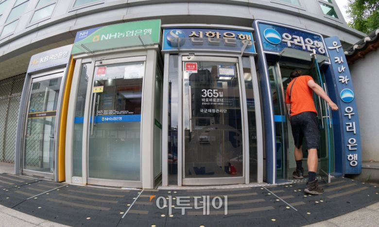 5월 국내은행 원화대출 연체율이 두 달 연속 상승흐름을 이어가고 있다. 금융감독원 16일 발표한 '2024년 5월말 국내은행의 원화대출 연체율 현황'에 따르면 은행 대출 연체율은 0.51%로 전월(0.48%)보다 0.03%포인트 상승했다. 은행 연체율은 2월 0.51%로 4년 9개월만에 최고치를 기록한 뒤 3월 분기 말 상·매각으로 하락했다가 4월 반등한 뒤 두 달째 상승세다. 5월 신규 연체 발생액은 2조7000억원으로 전월(2조6000억원)대비 1000억원 증가했다. 연체채권 정리 규모는 2조원으로 전월대비 5000억원 증가했다. 이날 서울 시내 시중은행의 현금자동입출금기 모습. 조현호 기자 hyunho@