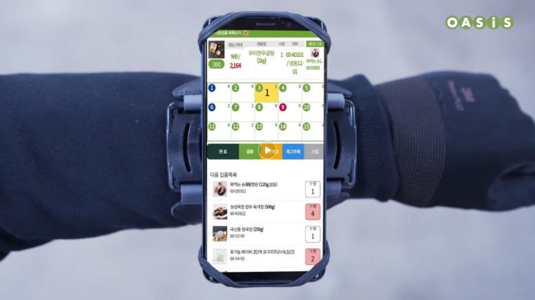 오아시스마켓 풀필먼트 센터에서 피킹 작업자들이 사용하는 오아시스 피킹 앱.