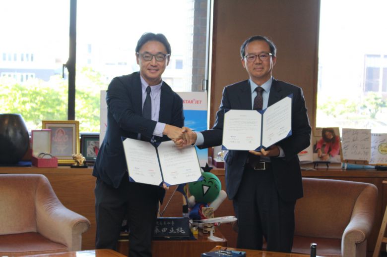 조중석 이스타항공 대표(오른쪽)와 고토다 마사즈미 도쿠시마현지사가 업무협약을 체결하고 기념 촬영을 하고 있다. (사진제공=이스타항공)