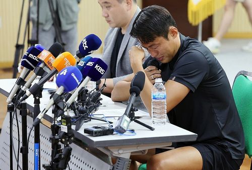 축구 국가대표 출신 손준호(수원FC)가 11일 오후 경기 수원종합운동장 체육회관에서 기자회견을 하며 눈물을 흘리고 있다.