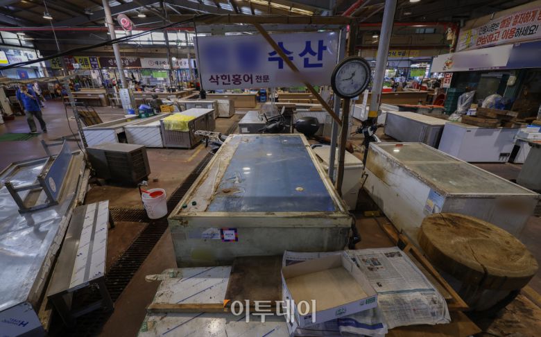 서울 시내 한 전통시장 내 폐업한 가게 모습.