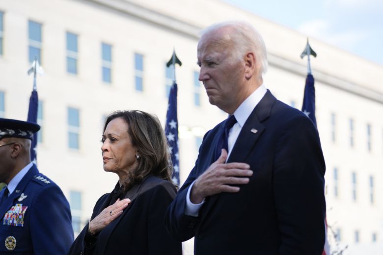 카멀라 해리스(왼쪽) 미국 부통령과 조 바이든 대통령이 지난달 11일(현지시간) 국방부에서 열린 9·11 테러 추모식에 참석하고 있다. 워싱턴D.C./AP뉴시스