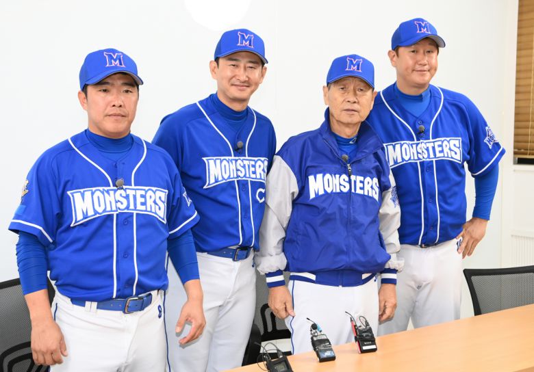 2022년 서울 잠실야구장에서 열린 두산 베어스와 JTBC '최강야구' 팀의 연습경기에 앞서 최강야구 김성근 감독, 정근우, 박용택, 이대호가 포즈를 취하고 있다.