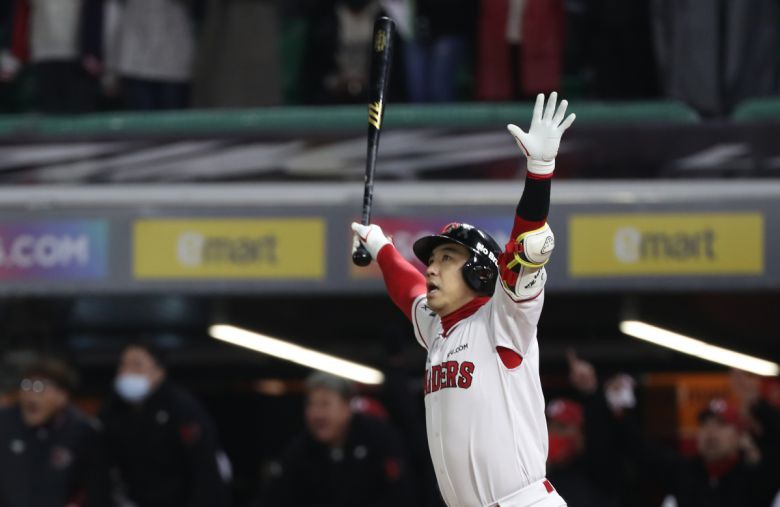 인천 SSG랜더스필드에서 열린 2022 KBO 한국시리즈 5차전 키움 히어로즈와 SSG 랜더스의 경기, 9회말 무사 1,3루 SSG 김강민이 역전 끝내기 쓰리런 홈런을 치고 만세하고 있다.