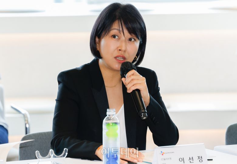 이선정 CJ올리브영 대표가 7월 24일 서울 용산구 CJ올리브영 본사에서 열린 K뷰티 중소·벤처기업 글로벌 경쟁력 강화 방안 발표 및 업무협약식에서 인사말을 하고 있다.
