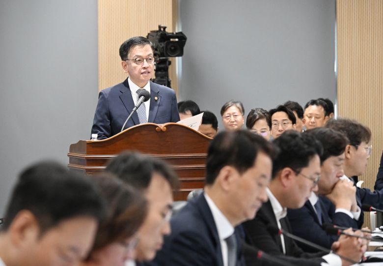 최상목 경제부총리 겸 기획재정부 장관이 10일 정부세종청사에서 열린 '2024 기획재정위원회 국정감사'에서 발언하고 있다.