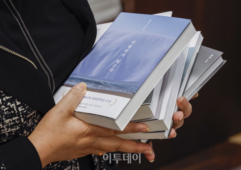 11일 서울 종로구 교보문고에서 시민들이 2024년 노벨문학상을 수상한 작가 한강의 책을 구매하고 있다. 스웨덴 한림원은 10일 한국인 소설가 한강을 노벨문학상 수상자로 선정했다. 한국 작가 가운데 노벨 문학상 수상은 한강 작가가 처음이다. (조현호 기자 hyunho@)