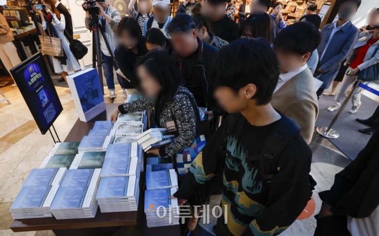 11일 서울 종로구 교보문고에서 시민들이 2024년 노벨문학상을 수상한 작가 한강의 책을 구매하고 있다. 스웨덴 한림원은 10일 한국인 소설가 한강을 노벨문학상 수상자로 선정했다. 한국 작가 가운데 노벨 문학상 수상은 한강 작가가 처음이다. 조현호 기자 hyunho@