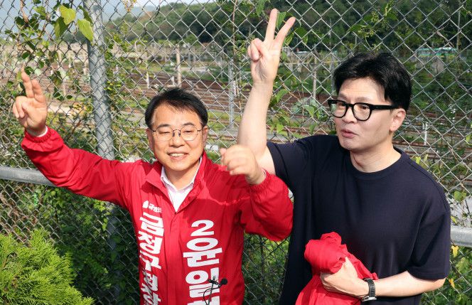 한동훈 국민의힘 대표가 12일 부산 금정구 도시철도 1호선 노포역을 출발해 온천장역까지 약 4시간 동안 도보로 이동하며 시민들에게 윤일현 금정구청장 보궐선거 후보의 지지를 호소하고 있다.