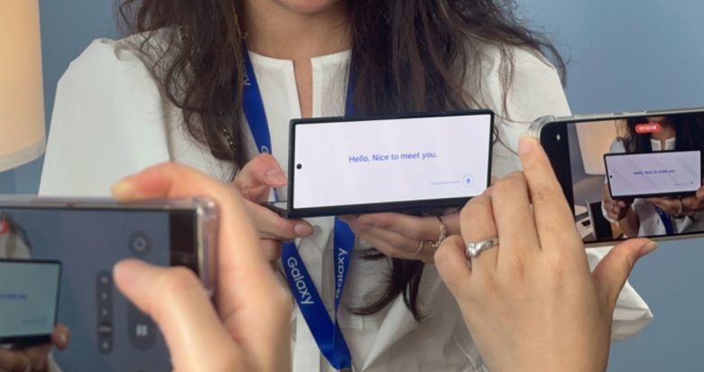 삼성전자가 10일(현지시간) 프랑스 파리의 '카루젤 뒤 루브르(Carrousel du Louvre)'에서 하반기 '갤럭시 언팩'을 개최하고 갤럭시 신제품을 선보였다. 사진은 갤럭시Z폴드6로 인공지능(AI) 통역 기능을 이용하는 모습.