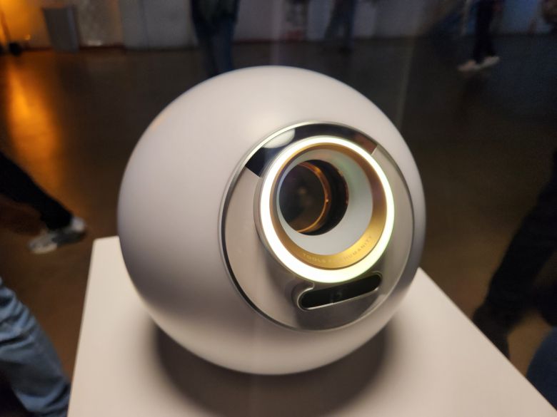 17일(현지시간) 미국 샌프란시스코에서 열린 '뉴 월드'(A New world) 행사장에 새로운 홍채 스캔 기구 '오브'가 전시되어 있다.