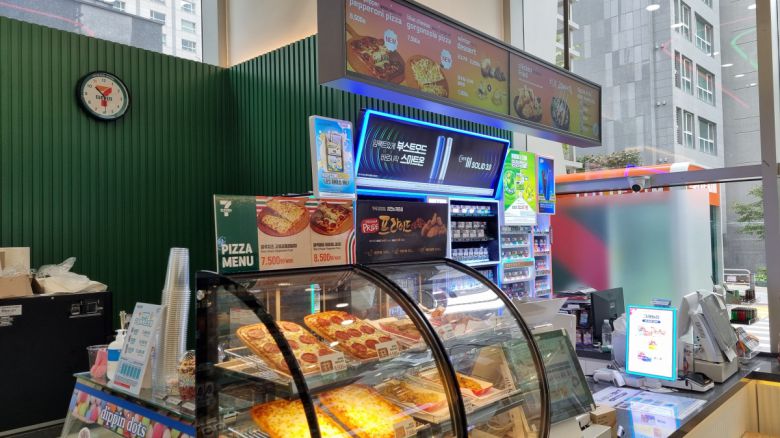 카운터를 푸드코트형으로 조성한 세븐일레븐 뉴웨이브 오리진점의 푸드스테이션.