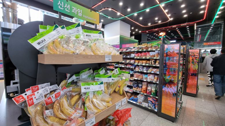 세븐일레븐 뉴웨이브 오리진점의 신선식품 상품 매대.