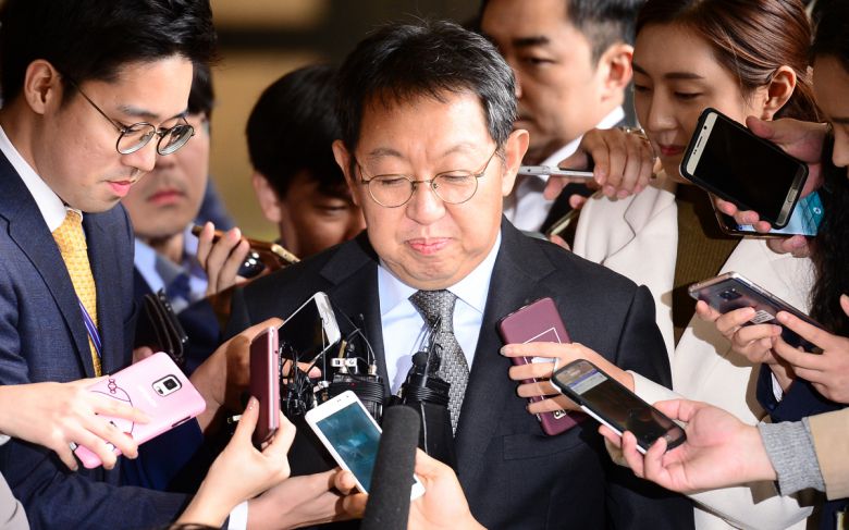 감찰내용 누설 의혹을 받고 있는 이석수 전 특별감찰관이 28일 오후 검찰 조사를 받기 위해 서울중앙지방검찰청으로 들어서고 있다. 이석수 전 특별감찰관은 지난 8월 언론사 기자에게 감찰 진행 상황을 알려준 혐의로 고발당했다. 2016.10.28.