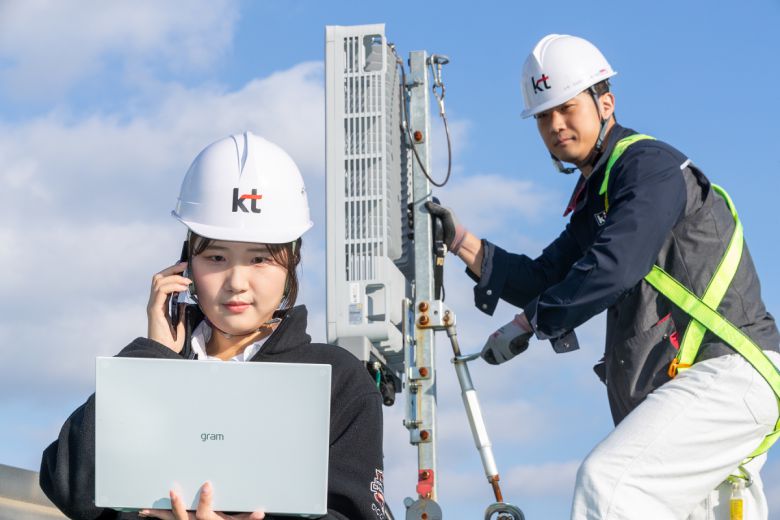 KT가 5G 통화 기술인 ‘VoNR(Voice over New Radio)’을 전국적으로 서비스 한다고 28일 밝혔다. 사진은 KT 네트워크부문 임직원이 서울 서초구 KT연구개발센터에서 VoNR의 성능을 확인하고 있다.