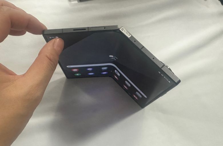 갤럭시Z폴드 스페셜 에디션을 펼쳤을 때 두께는 4.9mm다.