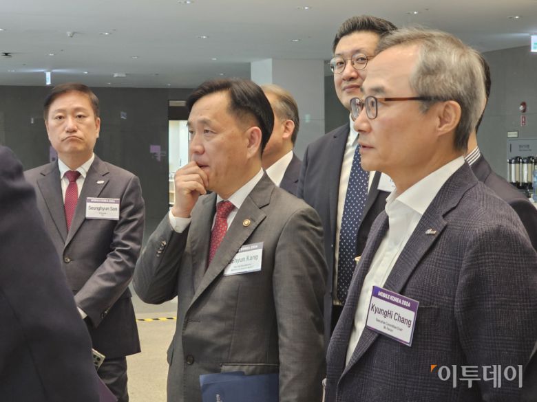 강도현 과기정통부 제2차관이 29일 서울 강서구 LG사이언스파크에서 열린 '모바일 코리아 2024'의 전시 부스를 둘러보고 있다.