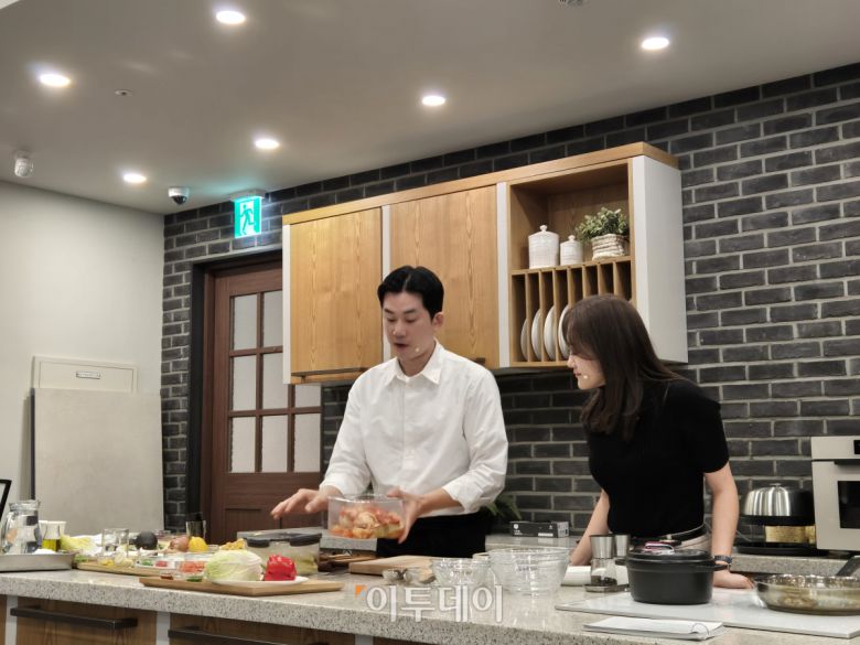 임원희 셰프가 '비스포크 AI 키친'에서 요리하고 있다.