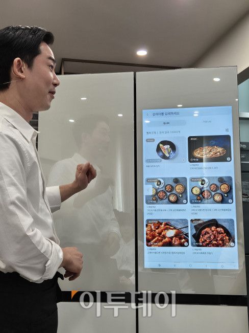 ‘비스포크 AI 패밀리허브’ 냉장고가 여러 레시피를 추천해주고 있다.