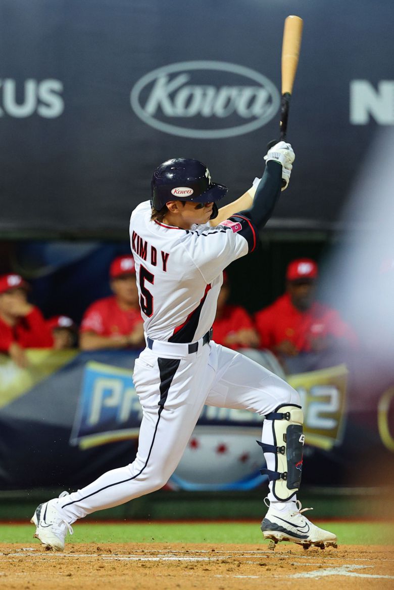 10일 오후 대만 타이베이 톈무야구장에서 열린 '프리미어 12' 한국 야구대표팀과 대만프로야구팀 웨이취안 드래곤스와의 연습 경기. 1회말 2사 한국 김도영이 안타를 치고 있다.