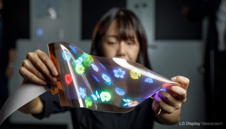 프리폼(Free-form) 형태의 스트레쳐블 디스플레이