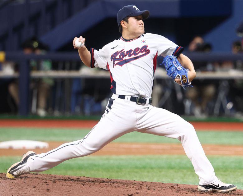 6일 서울 고척스카이돔에서 열린 한국 야구 대표팀과 상무 야구단의 연습 경기. 6회말 상무 마운드에 오른 대표팀 투수 김택연 역투하고 있다.