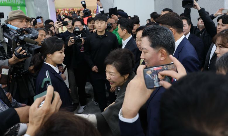 박근혜 전 대통령이 14일 오전 경북 구미코에서 열린 '박정희 전 대통령 탄신 107돌 문화행사'에 참석하기 위해 행사장으로 이동하고 있다.