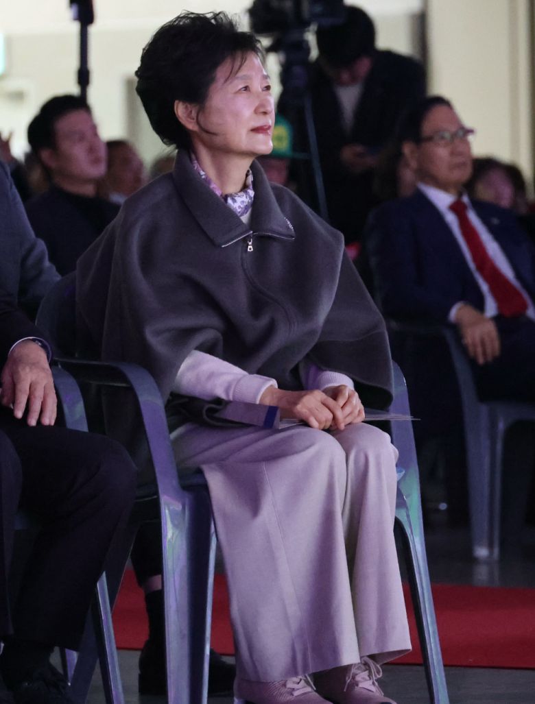 박근혜 전 대통령이 14일 오전 경북 구미코에서 열린 '박정희 전 대통령 탄신 107돌 문화행사'에 참석해 축하 공연을 관람하고 있다.