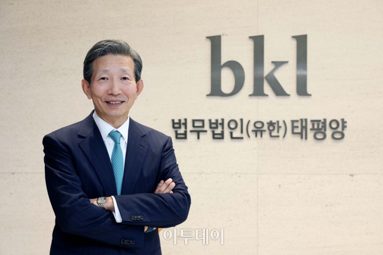 이준기 ‘법무법인(유한) 태평양’ 업무집행 대표 변호사(경영 총괄)가 14일 서울 종로구 센트로폴리스 사무실에서 본지와 인터뷰에 앞서 포즈를 취하고 있다.