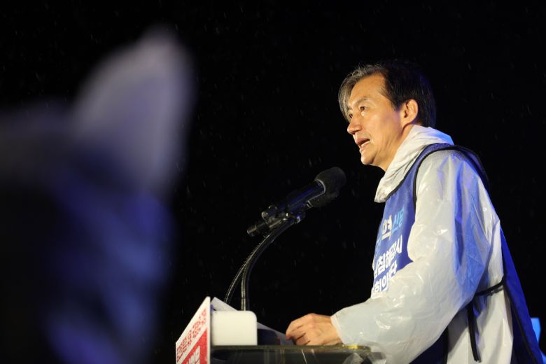 조국 조국혁신당 대표가 16일 서울 종로구 광화문 앞에서 열린 '김건희 특검 수용, 국정농단 규명! 윤석열을 거부한다 시민행진' 장외 집회에서 발언하고 있다.