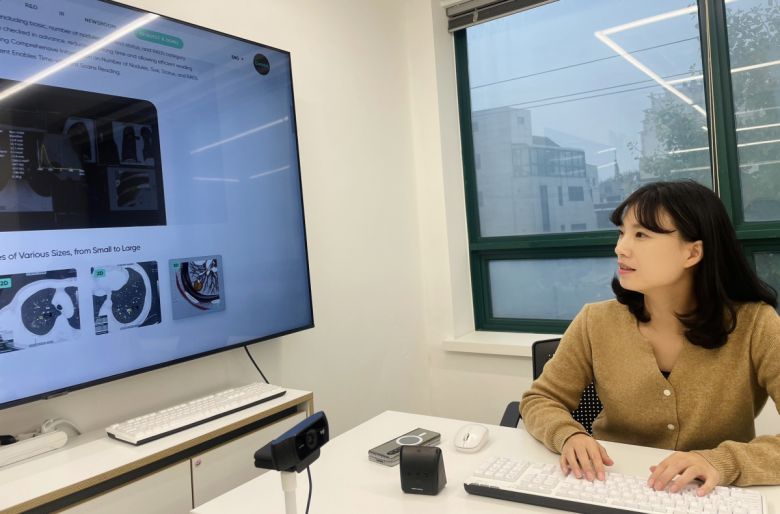 박혜이 코어라인소프트 규제혁신부 이사가 포즈를 취라고 있다.