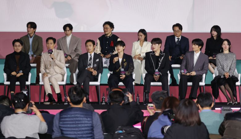 9일 동대문 DDP 아트홀에서 진행된 '오징어 게임2' 제작발표회에 연출을 맡은 황동혁 감독과 이정재, 이병헌 등 출연 배우들이 참석한 모습.