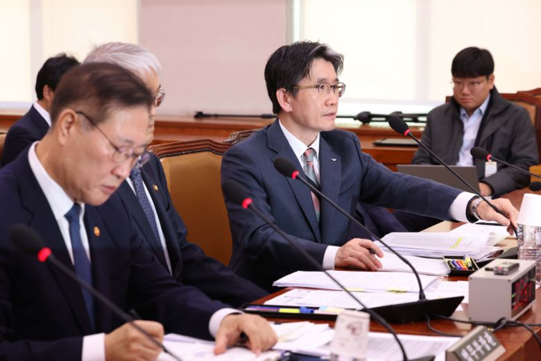 오동운 공수처장이 11일 서울 여의도 국회에서 열린 법제사법위원회의 12·3 비상계엄 사태 관련 현안질의에서 의원 질의에 답하고 있다. 신태현 기자 holjjak@