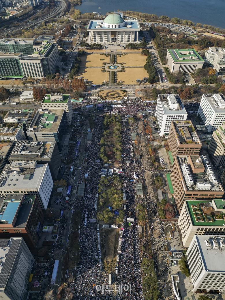 윤석열 대통령에 대한 탄핵소추안 재표결이 열리는 14일 서울 영등포구 국회의사당 앞에서 윤석열 즉각 퇴진·사회대개혁 비상행동 주최로 열린 집회에서 시민들이 구호를 외치고 있다. 이날 오후 4시 국회 본회의에서 윤석열 대통령에 대한 두 번째 탄핵소추안이 표결에 부쳐진다. 조현호 기자 hyunho@