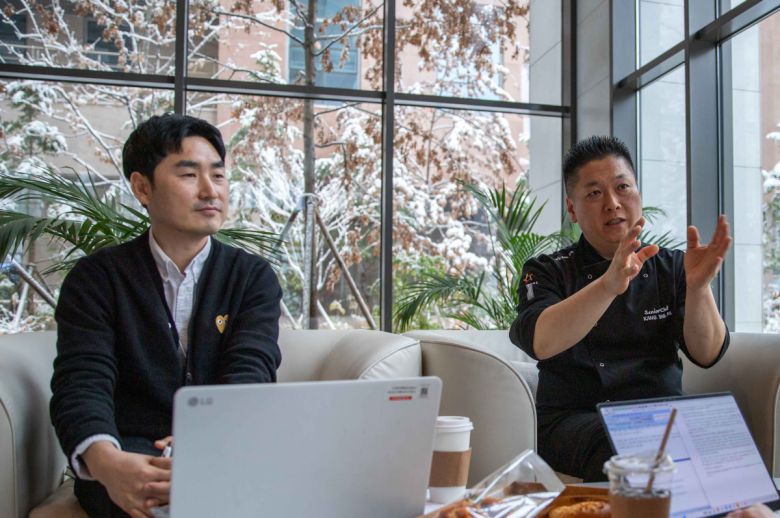 서울 강서구에 있는 아워홈 마곡식품연구센터에서 위도환(왼쪽) 아워홈 급식메뉴개발팀장과 강대안 아워홈 시니어 셰프가 본지와 인터뷰를 진행하고 있다.