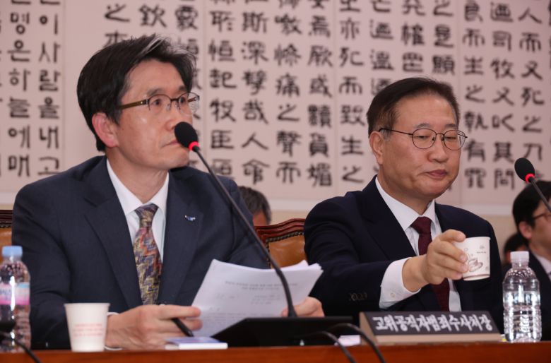 법제사법위원회 전체회의에서 오동운 공수처장이 의원 질의에 답하고 있는 가운데 박성재 법무장관이 물을 마시고 있다.