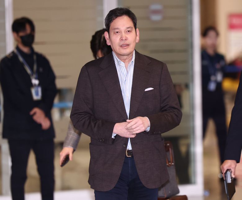 정용진 신세계그룹 회장이 22일 인천국제공항 제2여객터미널을 통해 귀국하고 있다.