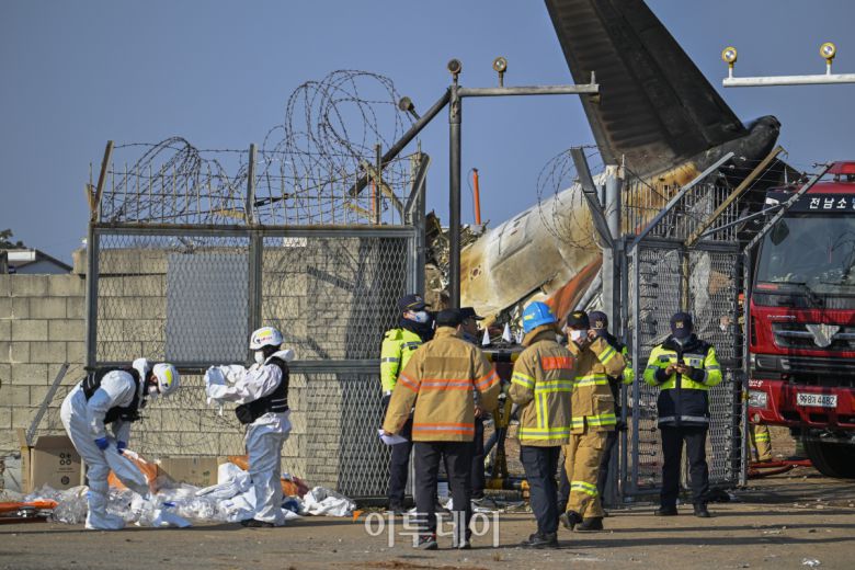 29일 전남 무안군 무안국제공항에 181명이 탑승한 여객기가 추락해 소방대원들이 사고 수습 작업을 하고 있다. 사고가 난 항공기는 태국 방콕발 제주항공 2216편으로, 랜딩기어 고장으로 동체 착륙하던 중 사고가 난 것으로 파악되고 있다. 소방당국은 여객기에 탑승한 181명 중 구조자 2명을 제외한 인원이 모두 사망한 것으로 추정된다고 밝혔다.