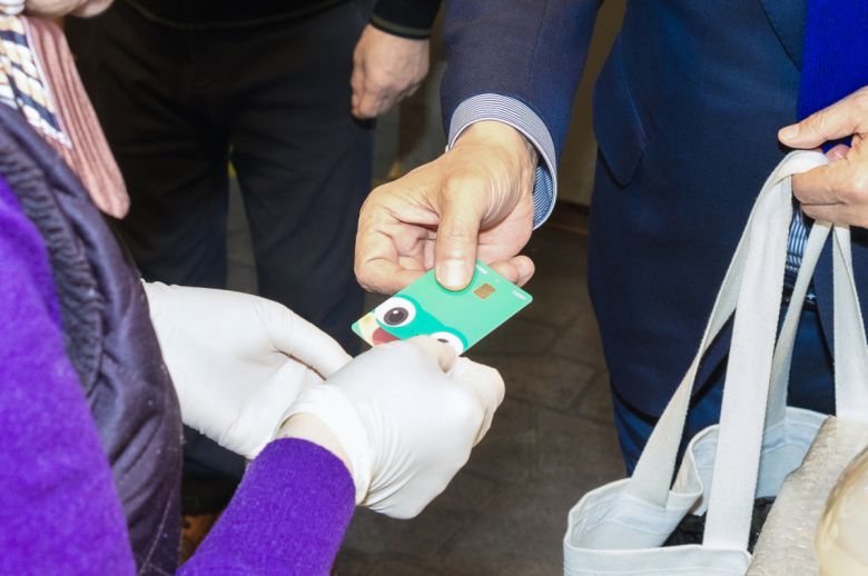 수원페이로 결제하고 있는 장면.