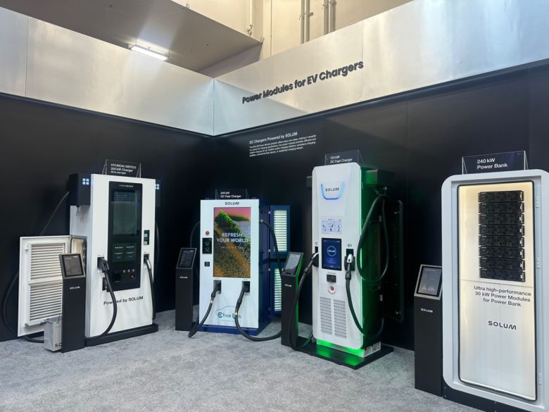 'CES 2025' 솔루엠 전시관에 설치된 전기차 충전기용 파워모듈 모습.