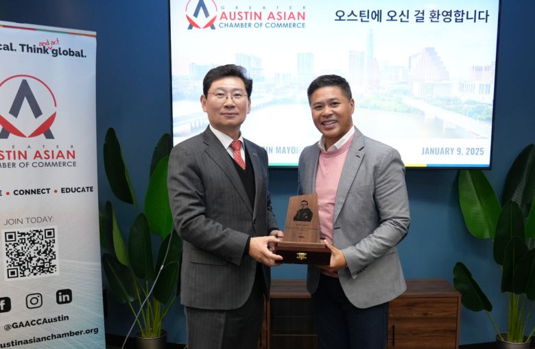 이상일 용인특례시장(왼쪽)과 민 트란 광역오스틴시 아시안상공회소 회장(오른쪽)이 양 기관의 협력 강화를 약속했다