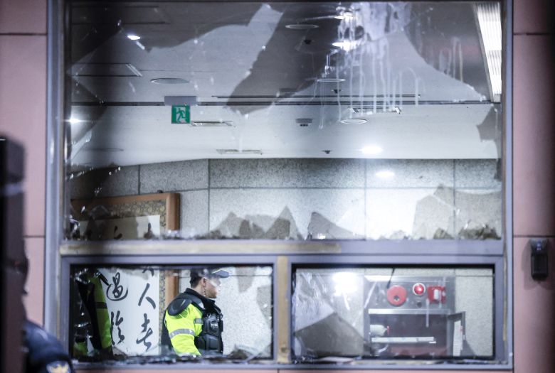 윤석열 대통령의 구속영장이 발부된 19일 서울 마포구 서울서부지방법원의 유리창이 윤 대통령 지지자들에 의해 파손돼 있다. (뉴시스)