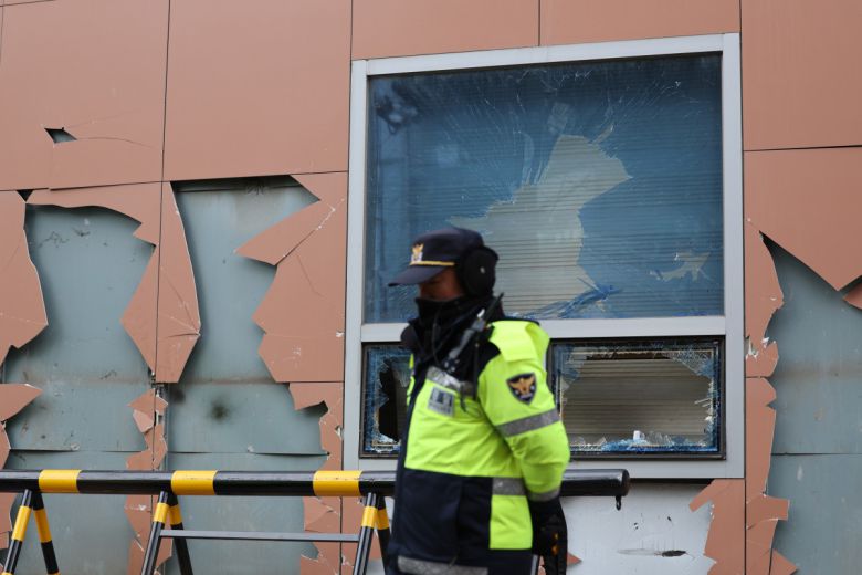 윤석열 대통령이 내란 우두머리 혐의로 구속되자 일부 윤 대통령 지지자들이 서울서부지방법원 내부로 난입해 불법폭력사태를 일으킨 19일 오전 서부지법 외벽과 창문 등 시설물이 파손돼 있다. (연합뉴스)