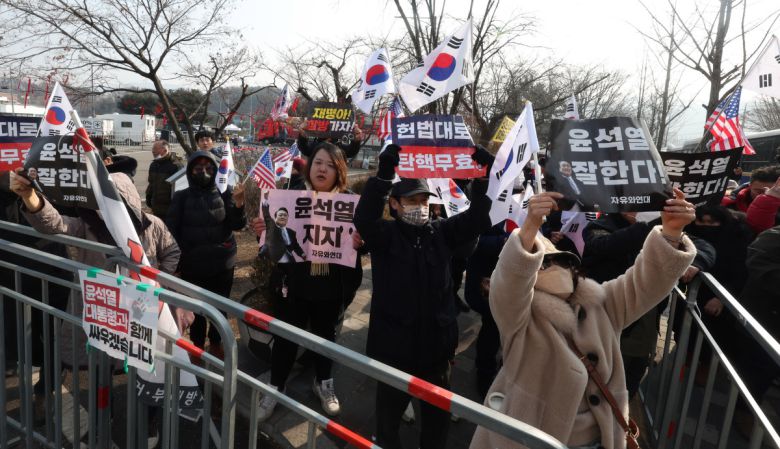 22일 오후 경기 의왕시 서울구치소에서 윤석열 대통령 지지자들이 시위를 하고 있다. 이날 오전 고위공직자범죄수사처(공수처)가 서울구치소를 찾아 윤석열 대통령에 대한 방문조사 또는 강제구인을 시도하고 있다고 알려졌다. 2025.01.22.