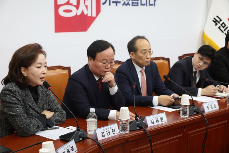 한동훈 국민의힘 대표가 28일 오전 서울 여의도 국회에서 열린 최고위원회의에서 김민전 최고위원의 발언을 경청하고 있다. 2024.11.28.